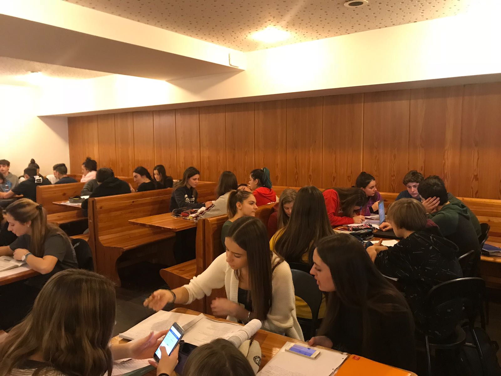 Scolaresca a Gressoney, la preside: “Nessun allarme, i ragazzi studiano e giocano in hotel”.