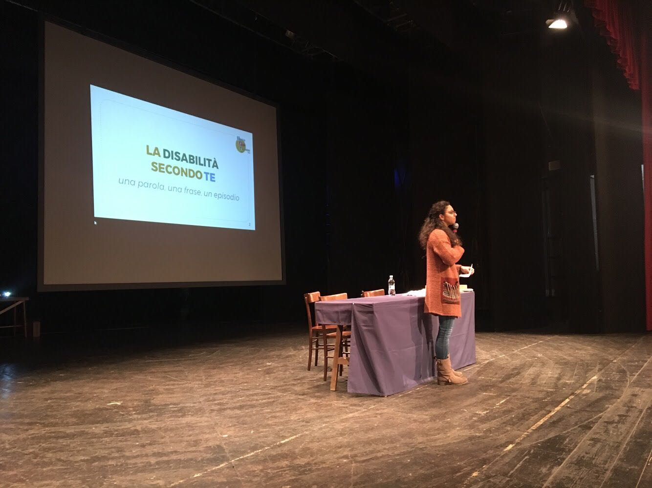 “NESSUNO È DIVERSO, SIAMO TUTTI PERSONE”. REPORT DELL’ASSEMBLEA D’ISTITUTO DEL BIENNIO ALLO SPERIMENTALE CHE HA VISTO OSPITI SUL PALCO IL CENTRO PAPA GIOVANNI PAOLO XXIII E IL BAULE DEI SOGNI