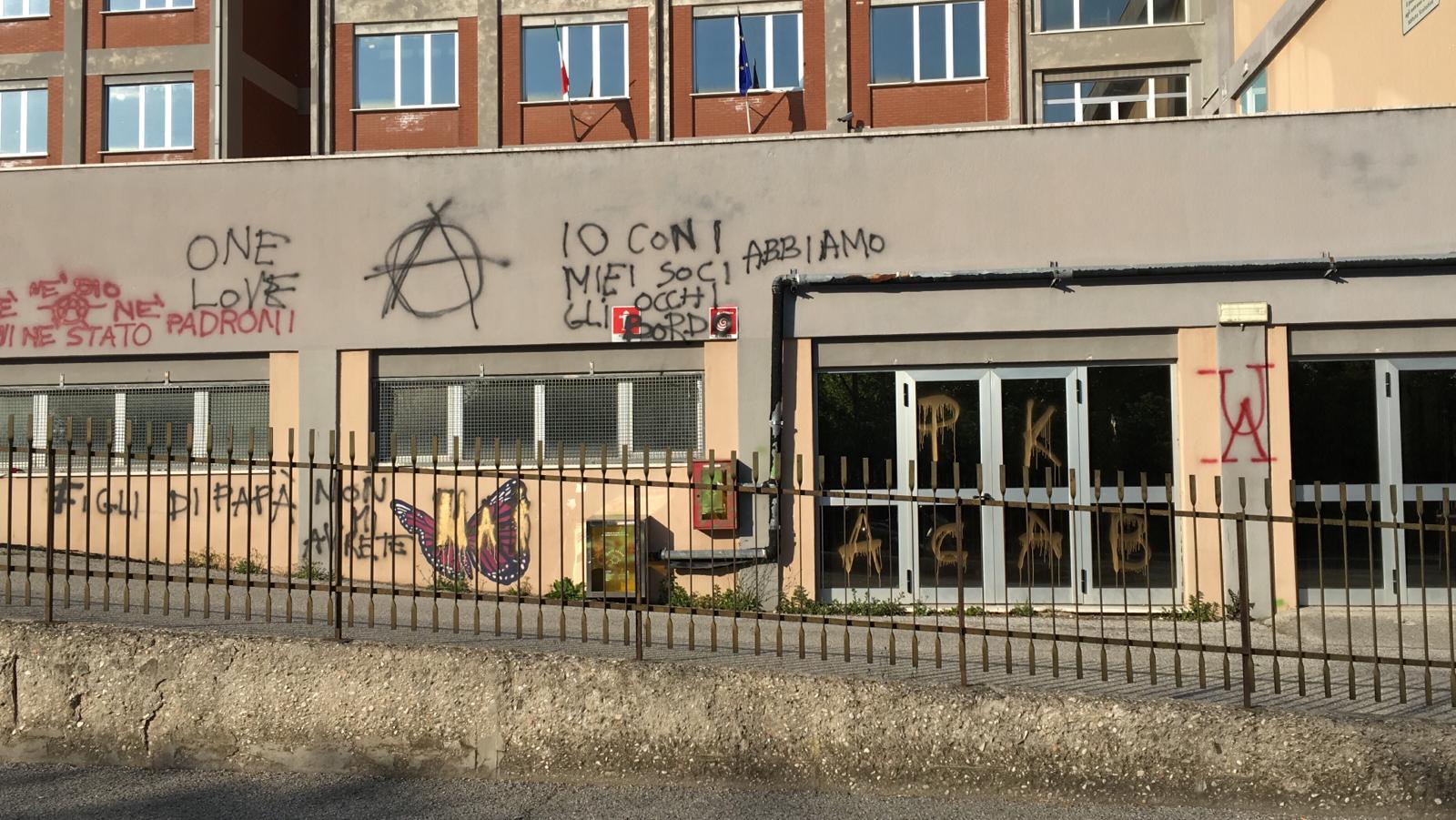 LA NOSTRA SCUOLA IMBRATTATA DAI VANDALI LA NOTTE DI PASQUA
