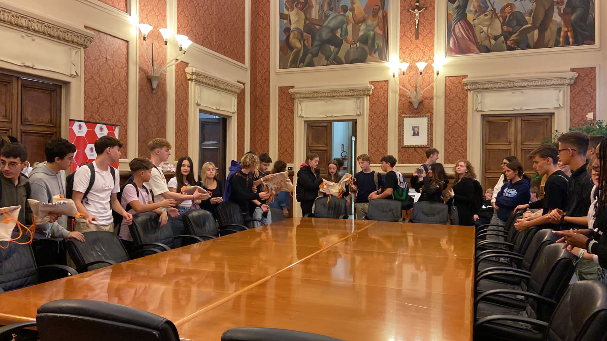 BENVENUTI STUDENTI OLANDESI, L'ACCOGLIENZA IN COMUNE E POI GITA AD ANCONA